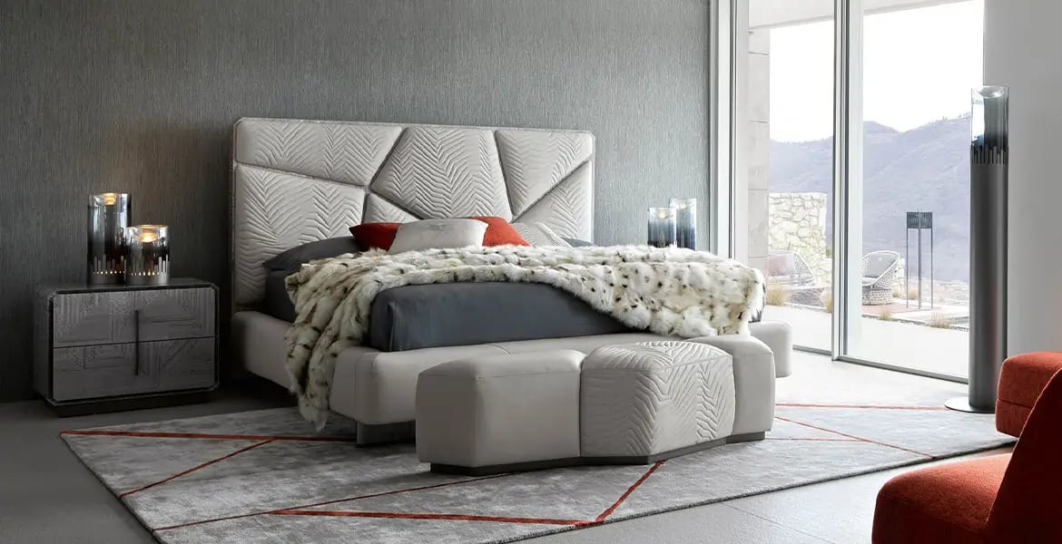 سرير منجد بتصميم هندسي وقاعدة خشبية