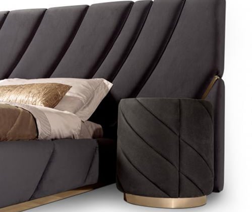 سرير منجد مع تفاصيل معدنية ذهبية