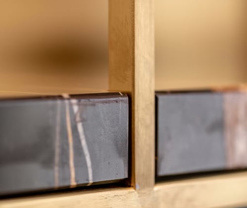 خزانة كتب من المعدن والرخام بتصميم هندسي