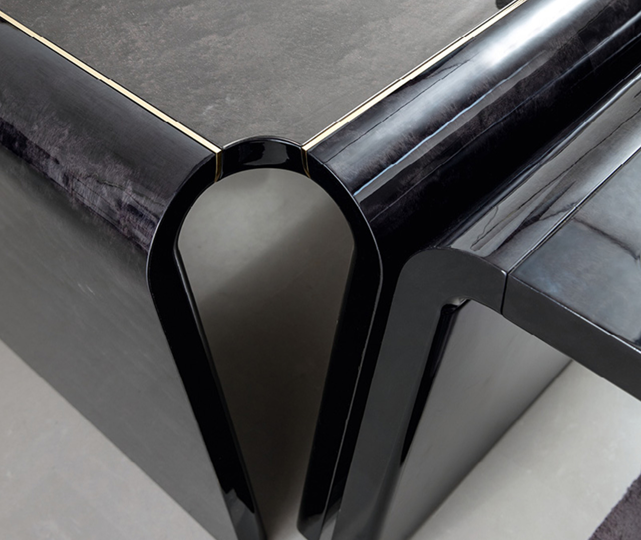 طاولة مكتب خشب أسود بسطح جلد