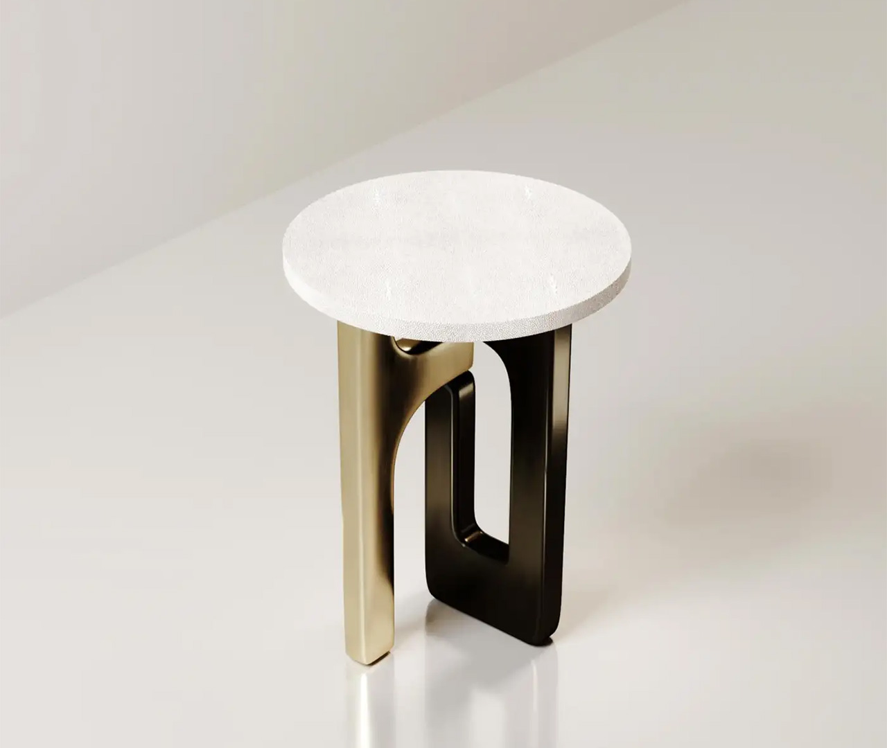 طاولة جانبية بتصميم قاعدة متداخل