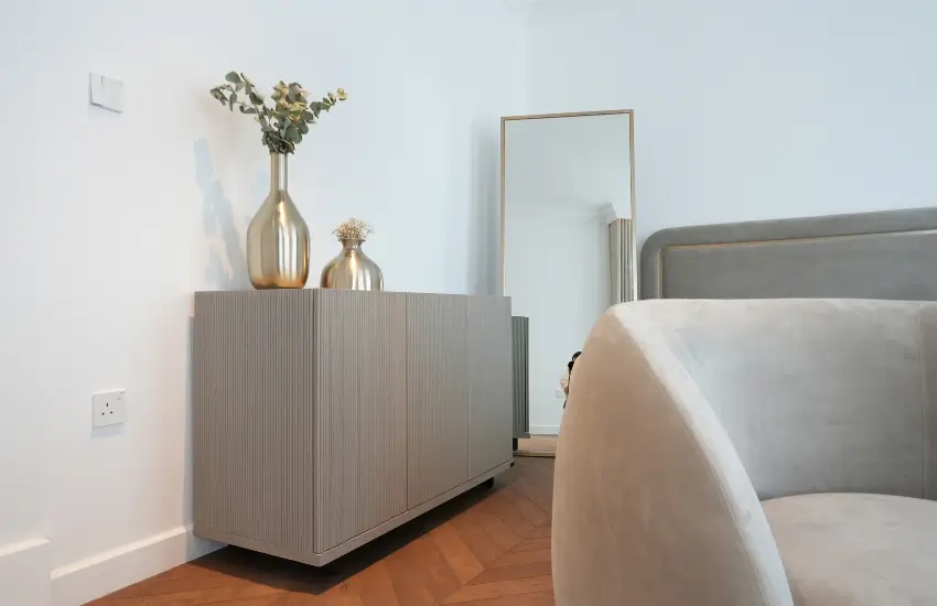 Modern Bedrooms in Dubai Implemented by BOLD Bespoke Design