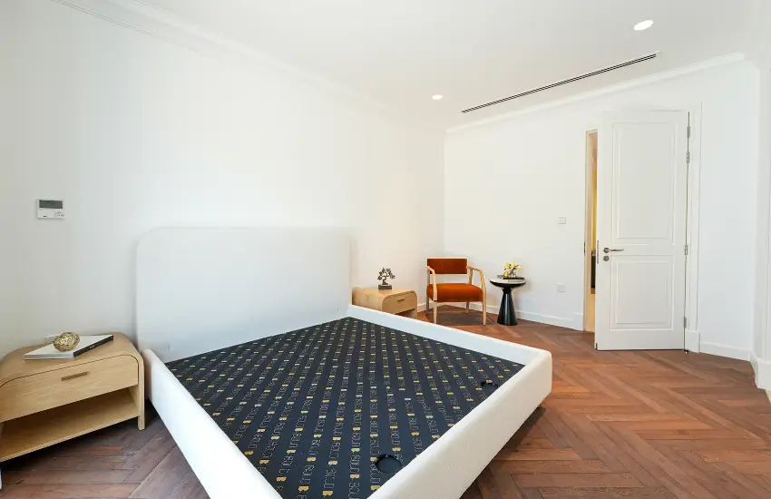 Modern Bedrooms in Dubai Implemented by BOLD Bespoke Design